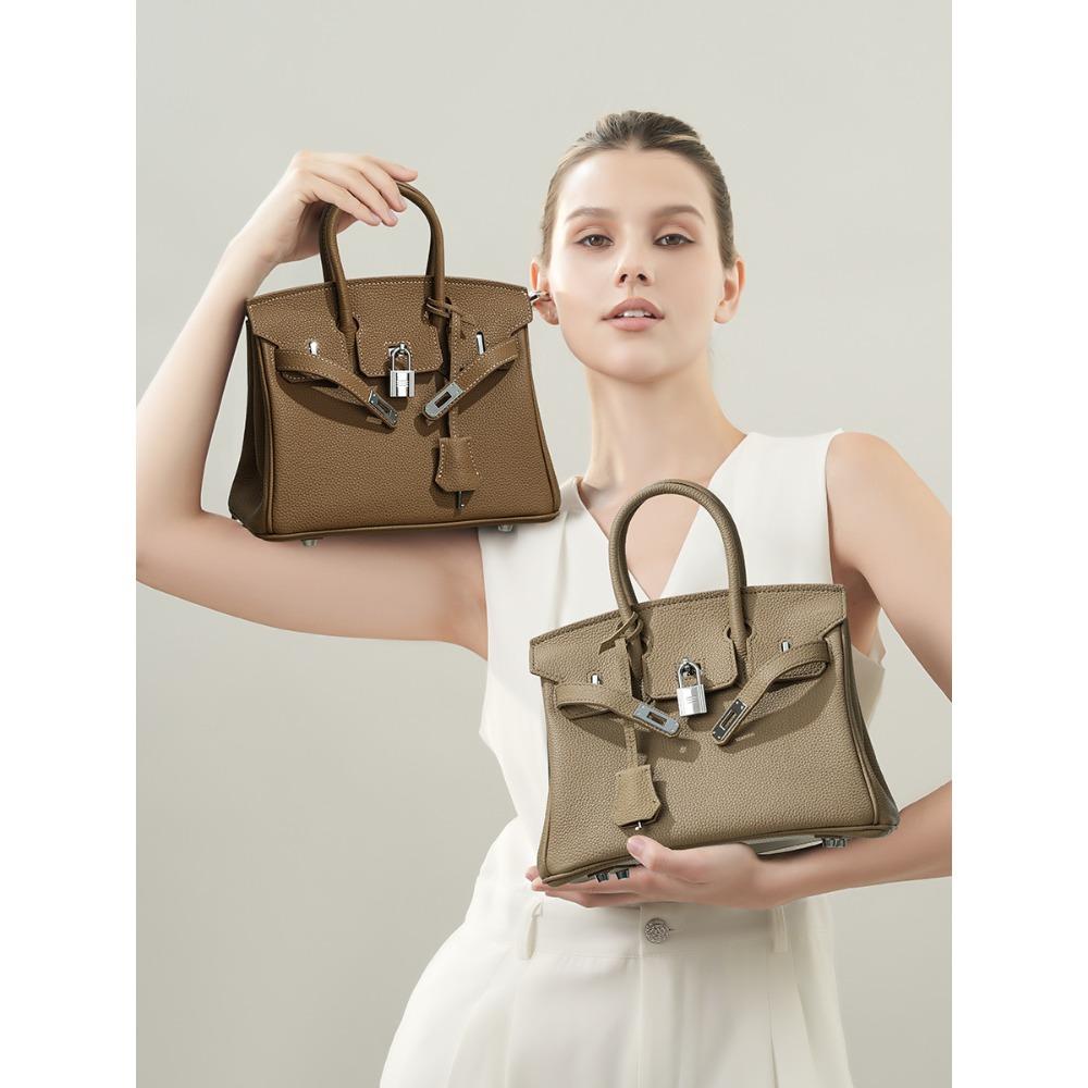 Togo Leather Platinum Bag Genuine Leather Large Capacity Niche High-end Feeling Female Office Worker Small Handbag 20x11x16cm срібний/рожевий
Togo Leather Platinum Bag Genuine Leather Large Capacity Niche High-end Feeling Female Office Worker Small Handbag 20x11x16cm срібний/рожевий