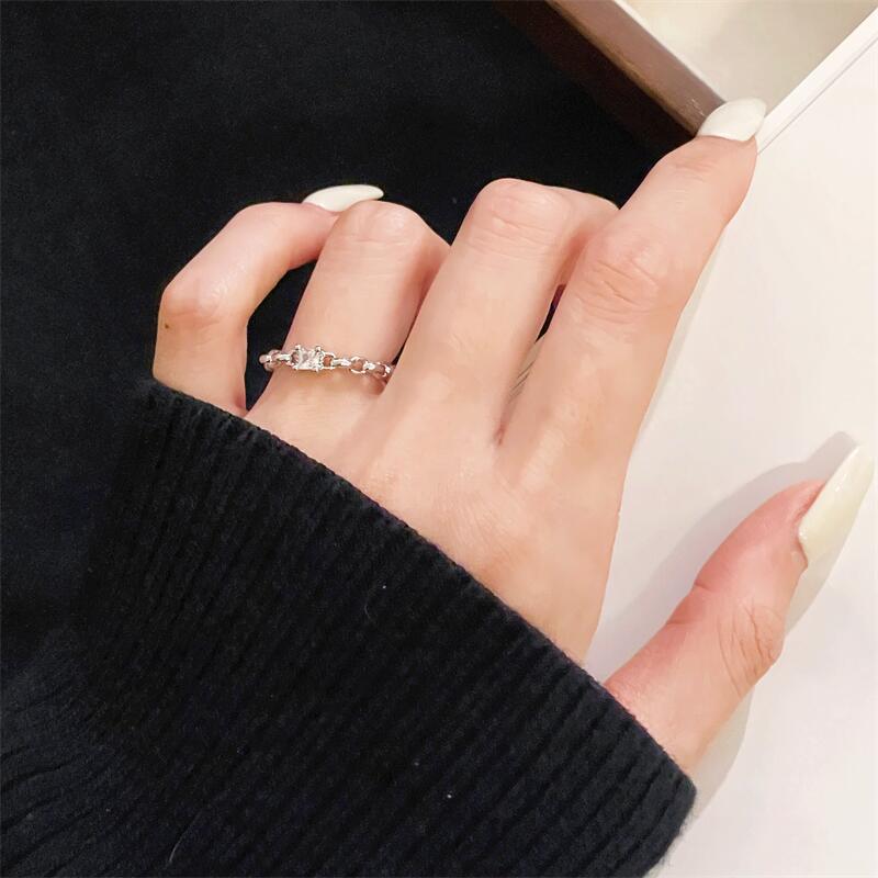 Персоналізований Модний Простий Відкритий Регульований Кільце Ретро Нішевий Дизайн Кільце з Діамантом Цирконом Жіноче Adjustable opening
Персоналізований Модний Простий Відкритий Регульований Кільце Ретро Нішевий Дизайн Кільце з Діамантом Цирконом Жіноче Adjustable opening
