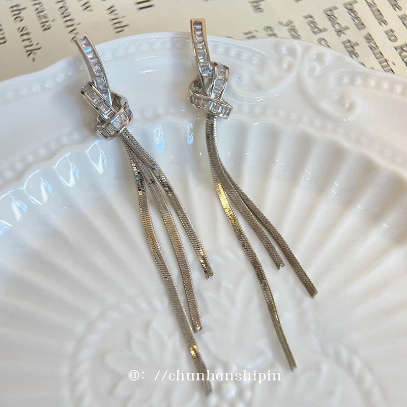 Light luxury zircon knot ear clips without ear piercings Exaggerated long fringed earrings High-end fashion temperament Mosquito coil ears
Light luxury zircon knot ear clips without ear piercings Exaggerated long fringed earrings High-end fashion temperament Mosquito coil ears