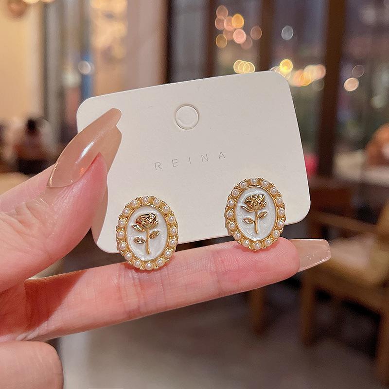 Trendy Camellia Tulip Flower Imitation Pearl Oval Stud Earring for Women Black White Creative Korean Geometry Zircon Girl Gift
Trendy Camellia Tulip Flower Imitation Pearl Oval Stud Earring for Women Black White Creative Korean Geometry Zircon Girl Gift