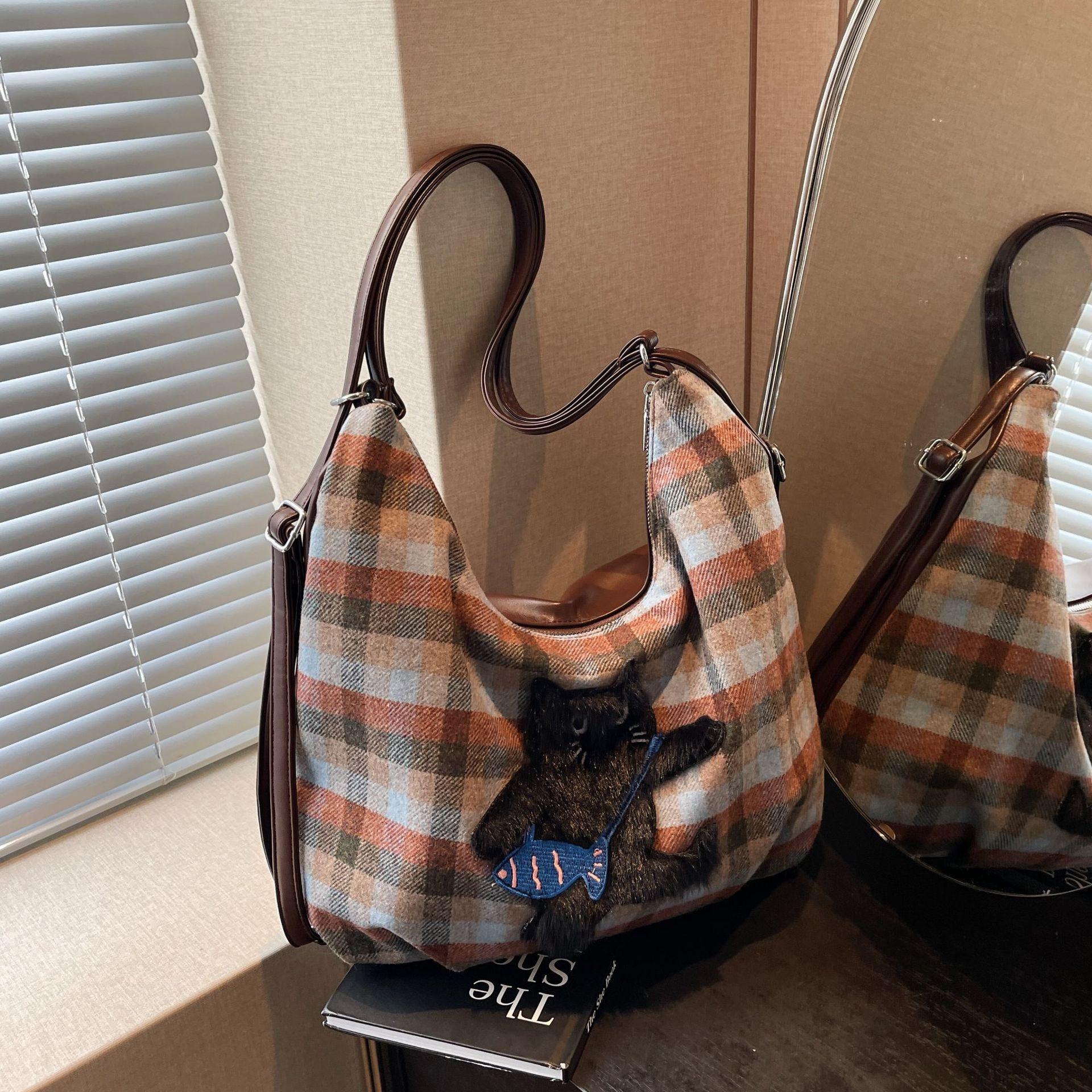 Женская сумка 2024 года, новый модный ретро-рюкзак в клетку, контрастный цвет, повседневная сумка через плечо для поездок на работу
Женская сумка 2024 года, новый модный ретро-рюкзак в клетку, контрастный цвет, повседневная сумка через плечо для поездок на работу