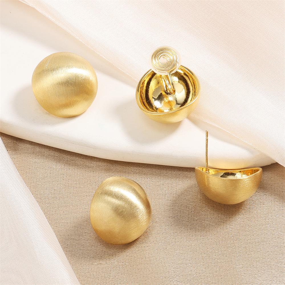 European & American Summer Brushed Matte Ball Earrings: Women s Light Luxury Half-Circle Studs
European & American Summer Brushed Matte Ball Earrings: Women s Light Luxury Half-Circle Studs