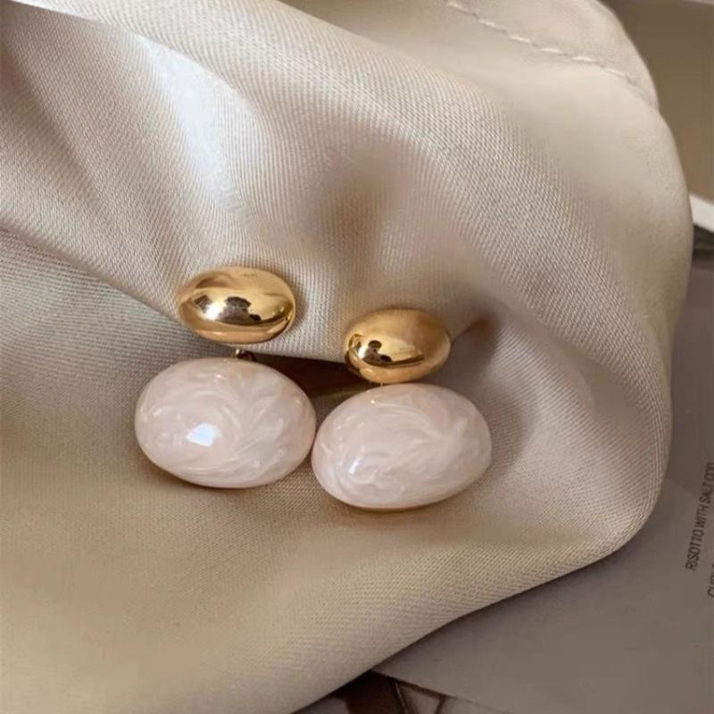 Female Retro Bean Oval Earrings білий
Female Retro Bean Oval Earrings білий