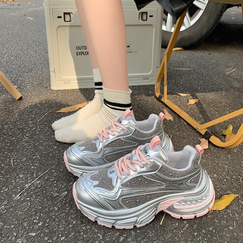 Fashion thick-soled Bajia Daddy shoes 2025 spring and autumn new Korean version round head lace-up breathable versatile casual sports shoes 40 розовый цвет-серебро
Fashion thick-soled Bajia Daddy shoes 2025 spring and autumn new Korean version round head lace-up breathable versatile casual sports shoes 40 розовый цвет-серебро