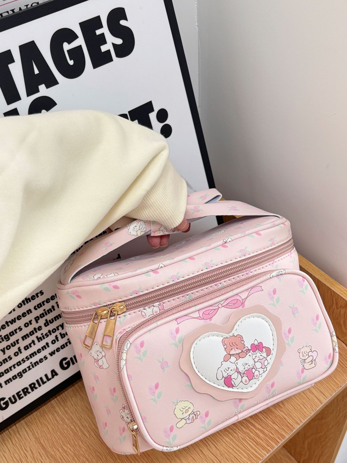 2025 new high-end cute and high-value handheld girl s makeup bag for women s large-capacity travel convenient storage bag рожевий
2025 new high-end cute and high-value handheld girl s makeup bag for women s large-capacity travel convenient storage bag рожевий