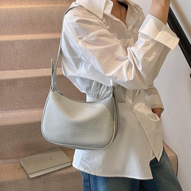 Simple texture messenger bag women s 2025 summer new casual versatile one-shoulder dumpling bag чорний
Simple texture messenger bag women s 2025 summer new casual versatile one-shoulder dumpling bag чорний