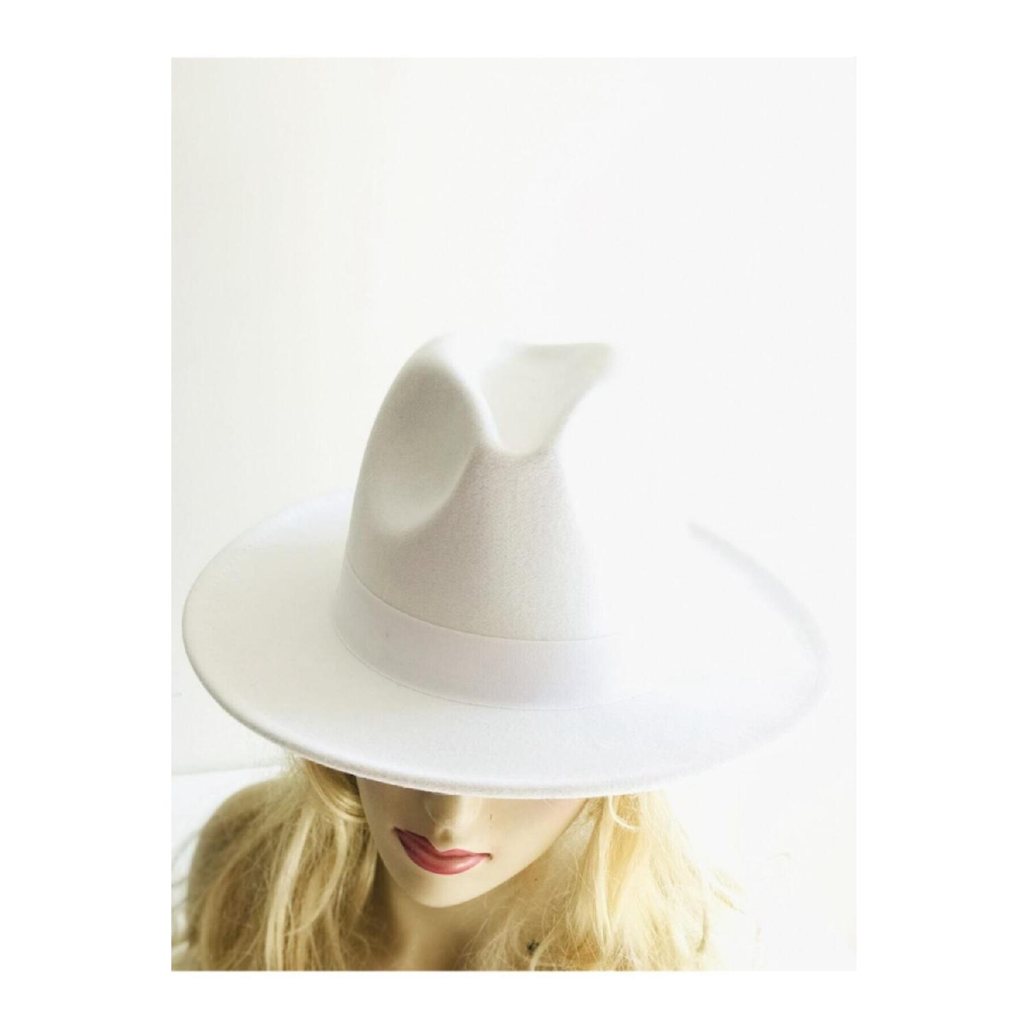 Женская белая ковбойская шляпа-федора 
Женская белая ковбойская шляпа-федора