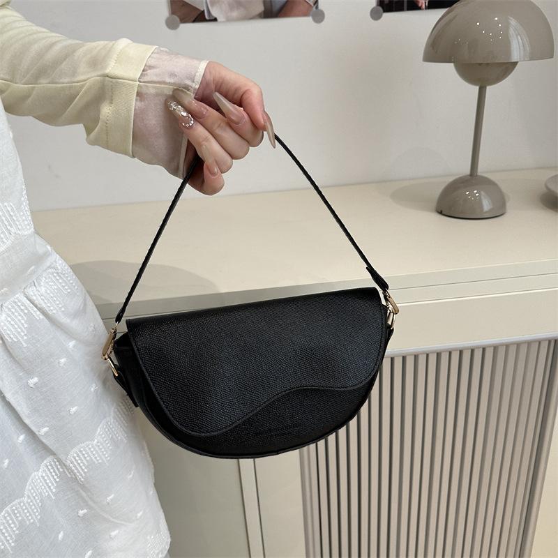 Зарубежный стиль однотонная повседневная универсальная сумка через плечо из масляной кожи с персонализированным дизайном для женщин, нишевый дизайн, для работы, продвинутое чувство, изысканная сумка-мессенджер чёрный
Зарубежный стиль однотонная повседневная универсальная сумка через плечо из масляной кожи с персонализированным дизайном для женщин, нишевый дизайн, для работы, продвинутое чувство, изысканная сумка-мессенджер чёрный