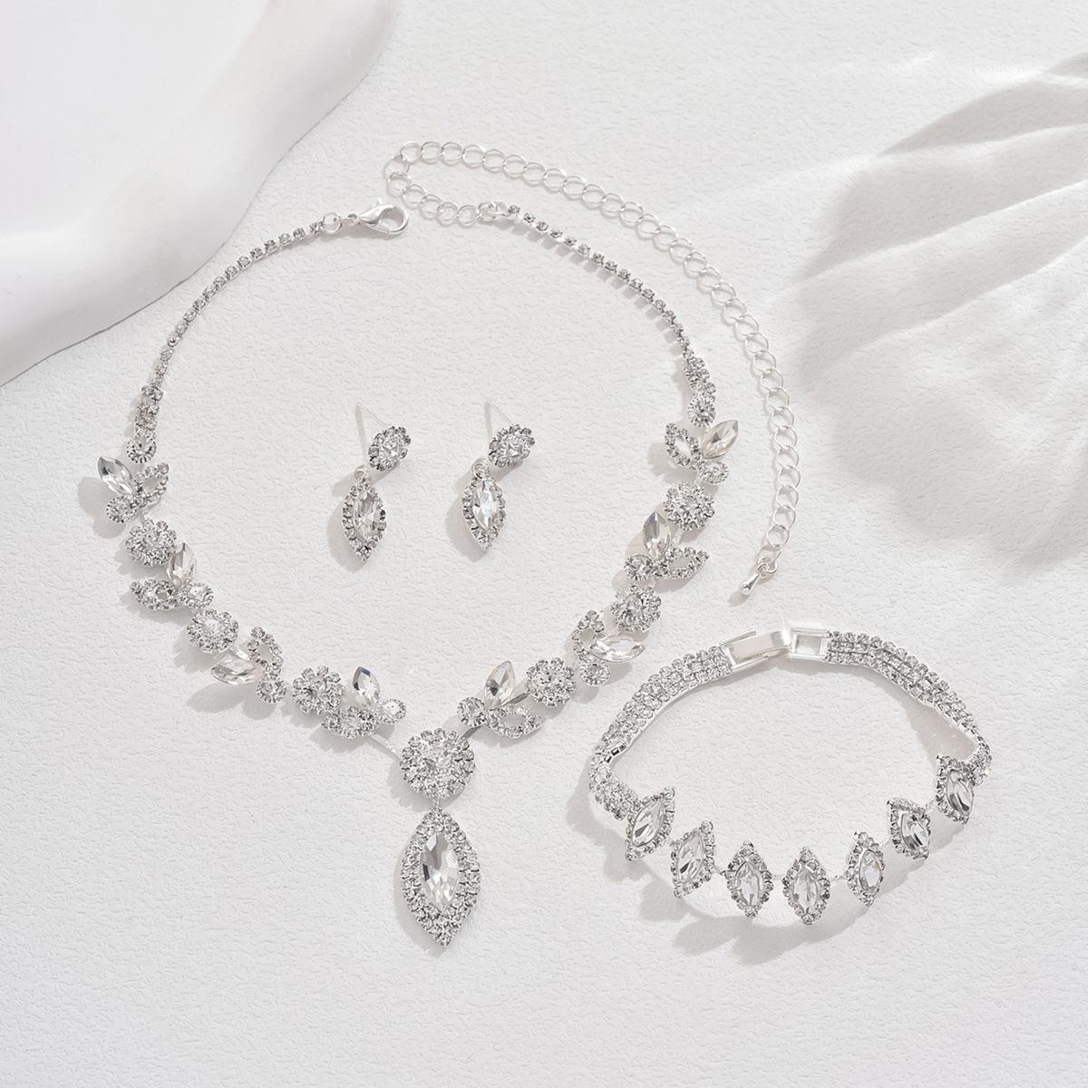 Bride Crystal Flower Jewelry Set Banquet Wedding Necklace Earrings Bracelet Accessories for Women білий
Bride Crystal Flower Jewelry Set Banquet Wedding Necklace Earrings Bracelet Accessories for Women білий