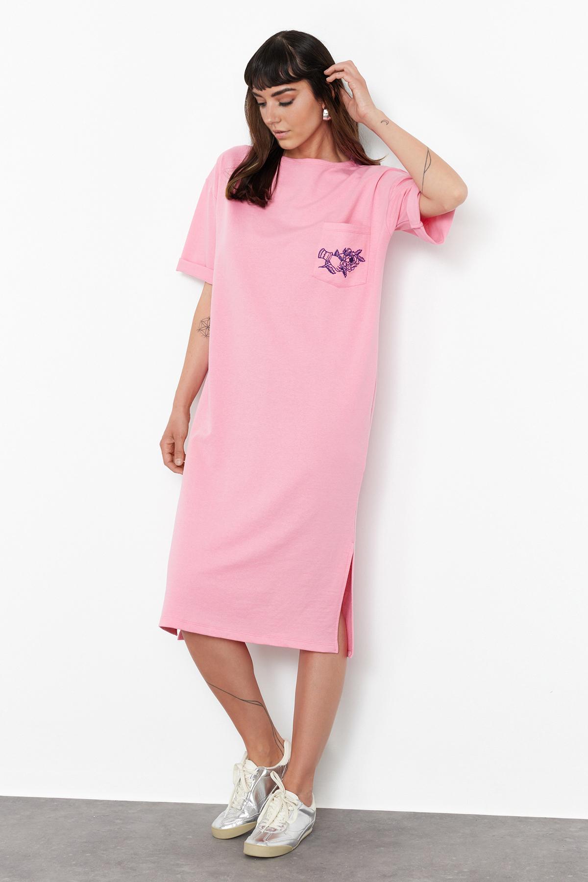 Women s Fashion New Dress Pink Embroidered Relaxed Casual Cut Crew Neck Midi Knitted Dress
Women s Fashion New Dress Pink Embroidered Relaxed Casual Cut Crew Neck Midi Knitted Dress