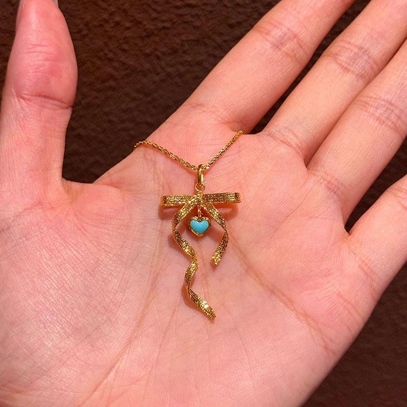 Retro Sparkling ribbon Bowknot Pendant Fine Sparkling Sweet Heart shaped Turquoise Necklace Clavicle Chain banquet Jewelry Gifts 45cm золотой
Retro Sparkling ribbon Bowknot Pendant Fine Sparkling Sweet Heart shaped Turquoise Necklace Clavicle Chain banquet Jewelry Gifts 45cm золотой
