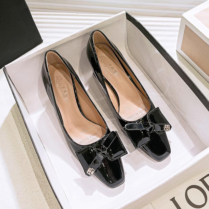 Square head high heels thick heel 7cm sexy 2025 spring new women s shoes patent leather red bow French single shoes 40 чорний
Square head high heels thick heel 7cm sexy 2025 spring new women s shoes patent leather red bow French single shoes 40 чорний