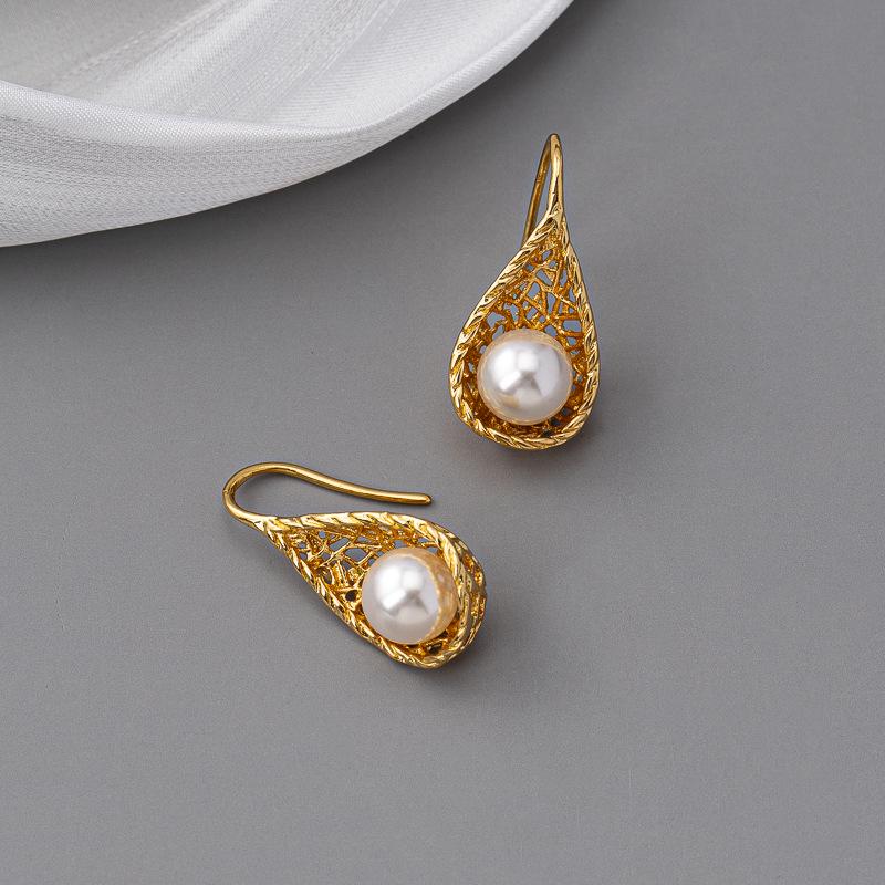 Серьги-капли в форме ложки, жемчужные, винтажные, из латуни с золотым покрытием, в виде птичьего гнезда - элегантная роскошь для женщин золотой/белый
Серьги-капли в форме ложки, жемчужные, винтажные, из латуни с золотым покрытием, в виде птичьего гнезда - элегантная роскошь для женщин золотой/белый