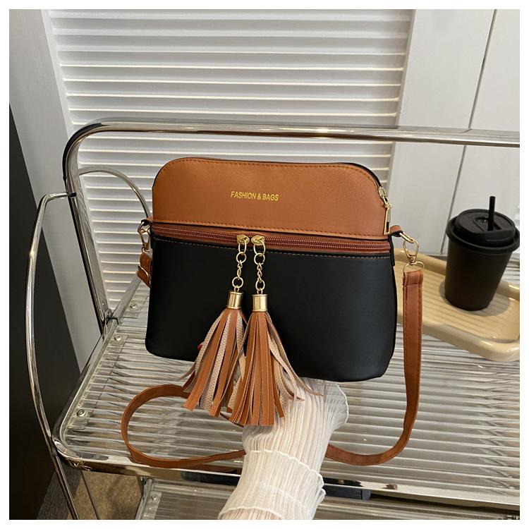 Retro splicing fashionable texture shoulder messenger bag 2024 summer commute Korean version women s mobile phone bag fringed women s bag
Retro splicing fashionable texture shoulder messenger bag 2024 summer commute Korean version women s mobile phone bag fringed women s bag