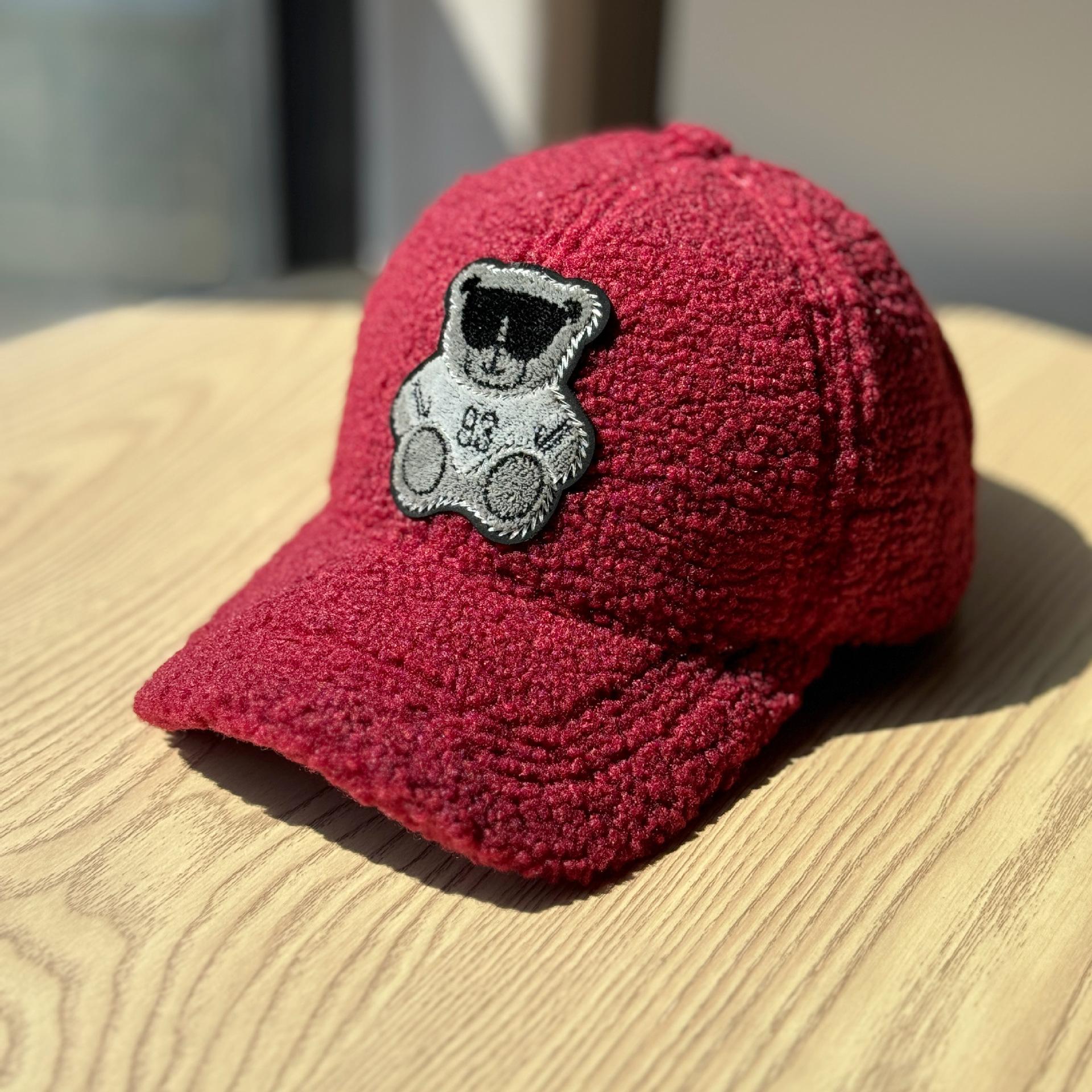New autumn and winter warm patch cartoon plush duckbill cap for men, Korean version versatile cute bear baseball cap for women Adult54-60Adjustable вина червоного кольору
New autumn and winter warm patch cartoon plush duckbill cap for men, Korean version versatile cute bear baseball cap for women Adult54-60Adjustable вина червоного кольору