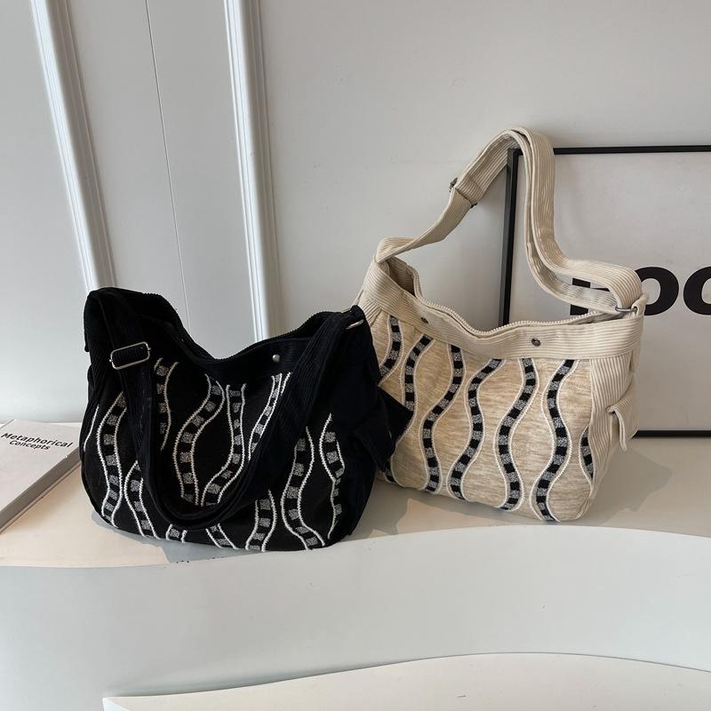Niche contrasting color tote bag 2025 new fashion simple student messenger bag large capacity canvas commuter shoulder bag чорний
Niche contrasting color tote bag 2025 new fashion simple student messenger bag large capacity canvas commuter shoulder bag чорний