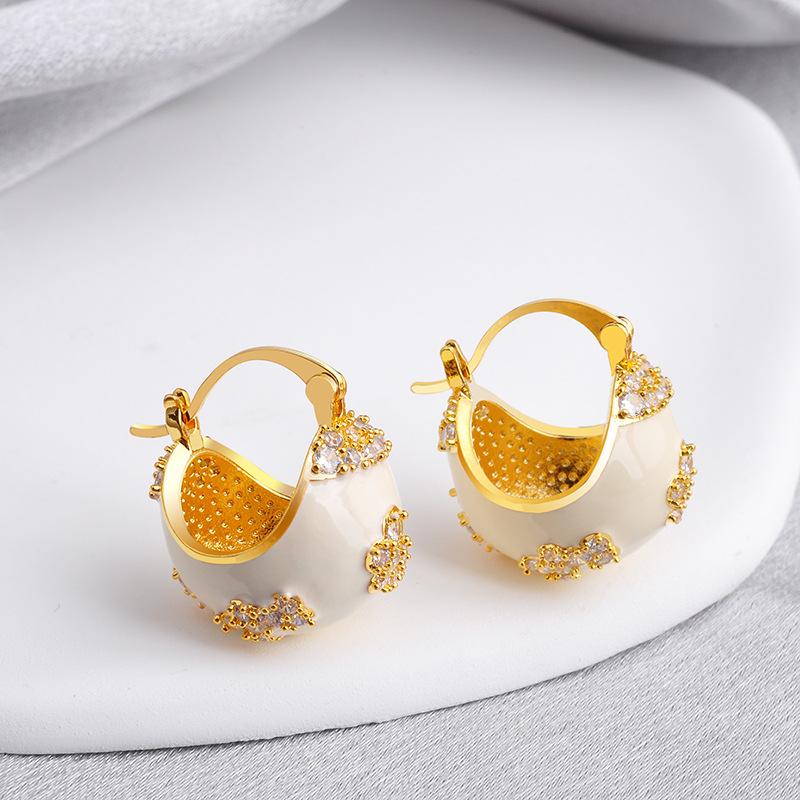 Wine red enamel oil dripping basket ear buckle fashion earrings simple and versatile niche design brown earrings exquisite
Wine red enamel oil dripping basket ear buckle fashion earrings simple and versatile niche design brown earrings exquisite