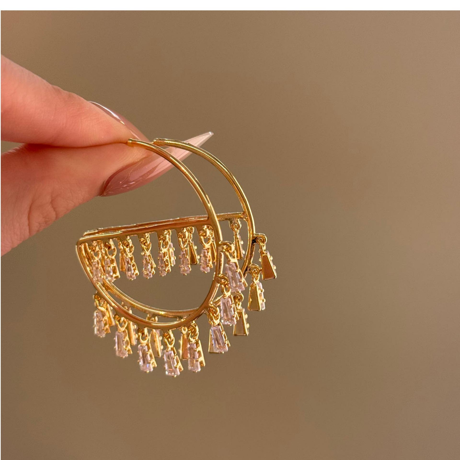 European and American silver needle zircon hollow round pendant earrings fashionable simple stud earrings light luxury high-end temperament earrings
European and American silver needle zircon hollow round pendant earrings fashionable simple stud earrings light luxury high-end temperament earrings