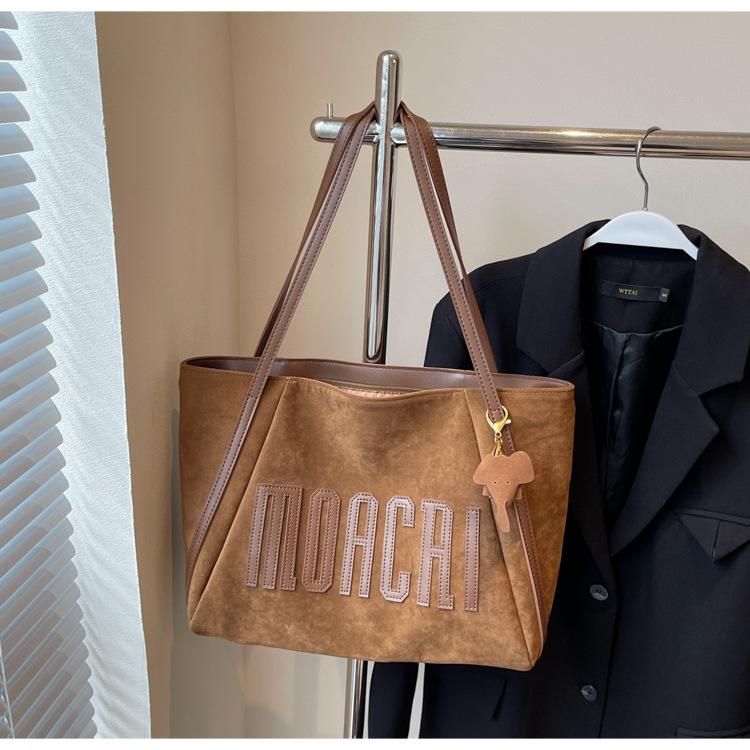 Autumn and Winter Vintage Large Capacity Bag, Women s Fashion New Style, Fashionable Commuting Shoulder Bag, Suede Frosted Tote Bag
Autumn and Winter Vintage Large Capacity Bag, Women s Fashion New Style, Fashionable Commuting Shoulder Bag, Suede Frosted Tote Bag