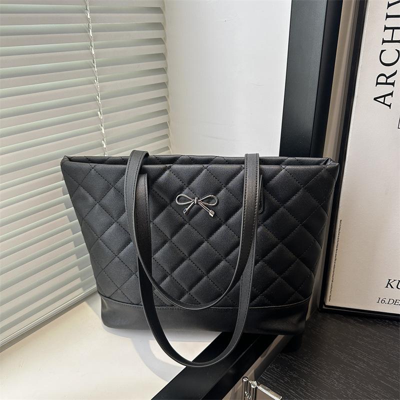 Новая сумка-тоут большой вместимости с ромбовидной вышивкой, простая и модная, повседневная на плечо, подмышку, портативная женская чёрный
Новая сумка-тоут большой вместимости с ромбовидной вышивкой, простая и модная, повседневная на плечо, подмышку, портативная женская чёрный