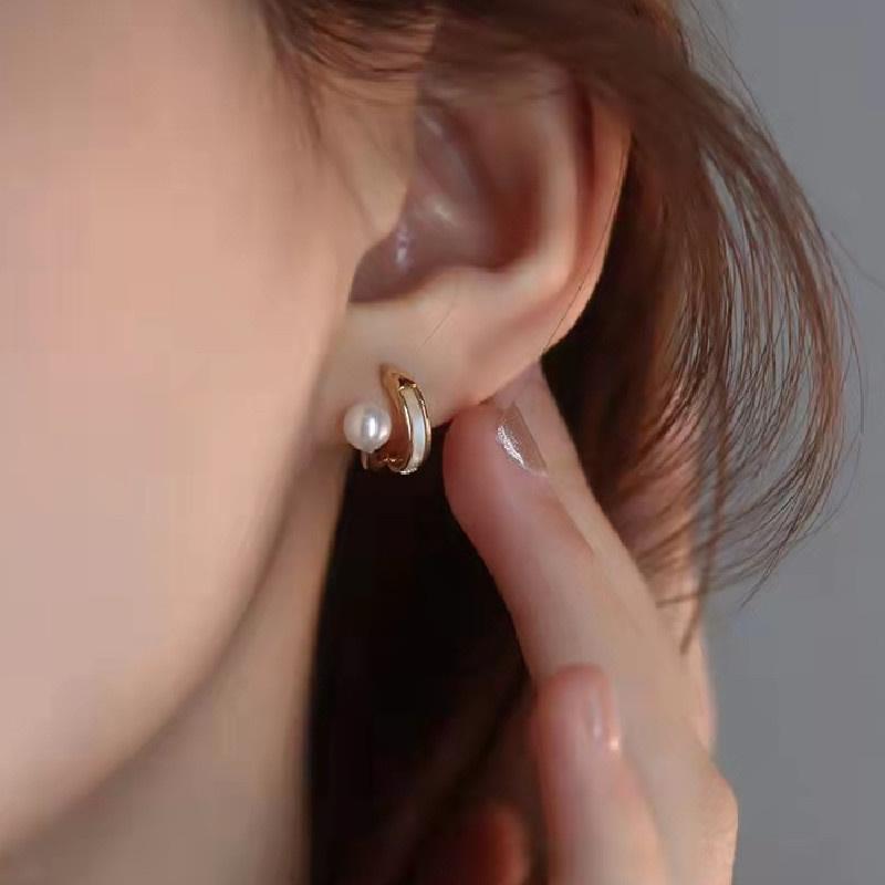 New Twisted Pearl Stud Earrings Korean Girls Small Earrings Chic Tiny Earrings for Women Sweet Ear Zircon Wedding Earrings
New Twisted Pearl Stud Earrings Korean Girls Small Earrings Chic Tiny Earrings for Women Sweet Ear Zircon Wedding Earrings