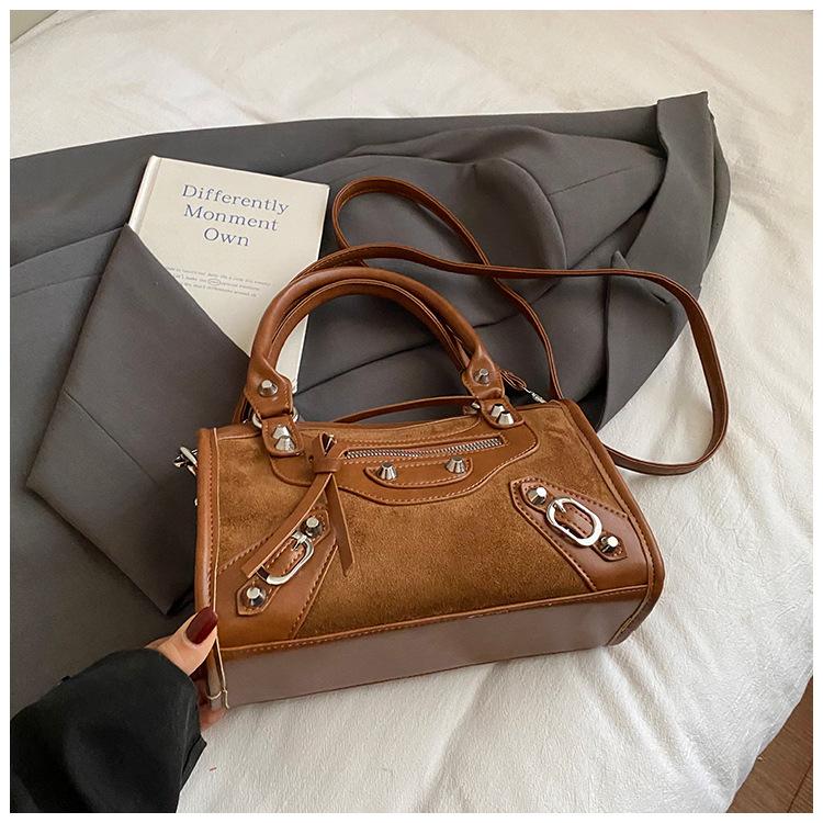 New retro trend portable commuter pillow bag high-end niche design single shoulder messenger bag women коричневый
New retro trend portable commuter pillow bag high-end niche design single shoulder messenger bag women коричневый