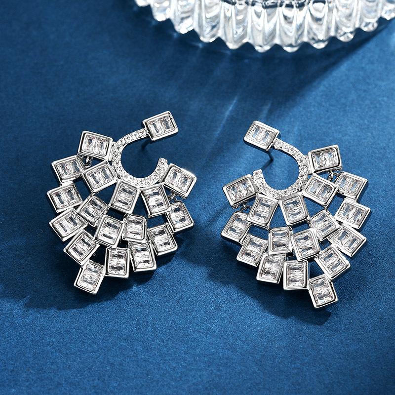 Ladies light luxury design elegant geometric block earrings fashionable and versatile niche design sense inlaid zircon earrings
Ladies light luxury design elegant geometric block earrings fashionable and versatile niche design sense inlaid zircon earrings