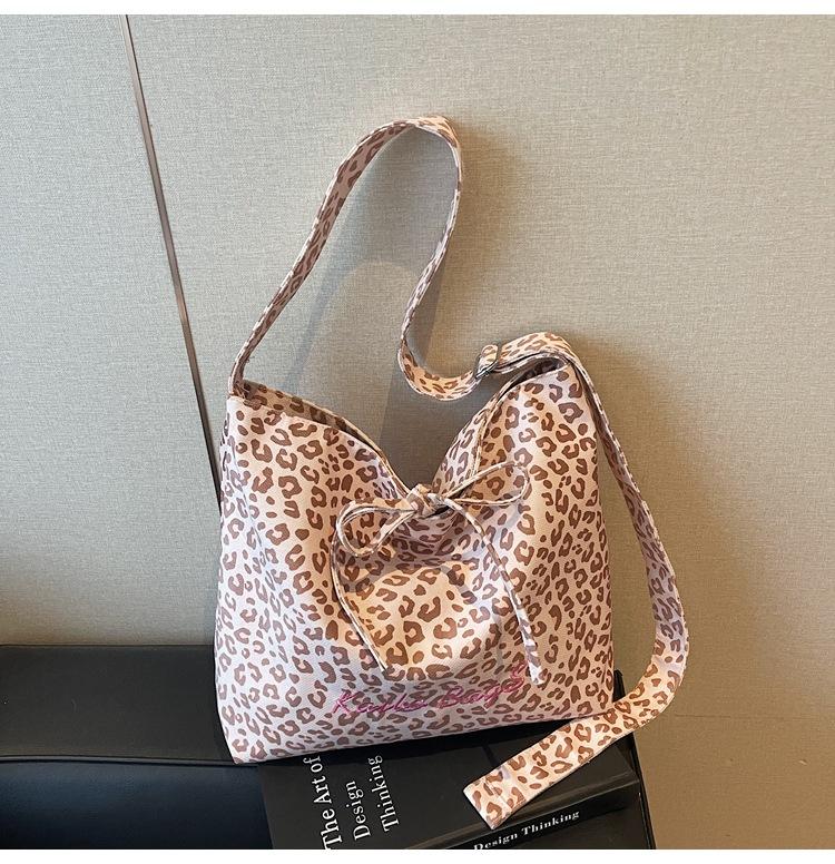 Популярная сумка с леопардовым принтом, вместительная холщовая сумка для поездок на работу, сумка через плечо, простая универсальная сумка для женщин для поездок на работу single pack розовый
Популярная сумка с леопардовым принтом, вместительная холщовая сумка для поездок на работу, сумка через плечо, простая универсальная сумка для женщин для поездок на работу single pack розовый