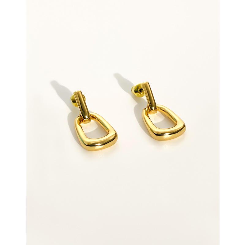 Retro Square Metal Hoop Earrings for Women - European & American Style, Versatile Minimalist Design, Cold Chic Temperament.
Retro Square Metal Hoop Earrings for Women - European & American Style, Versatile Minimalist Design, Cold Chic Temperament.