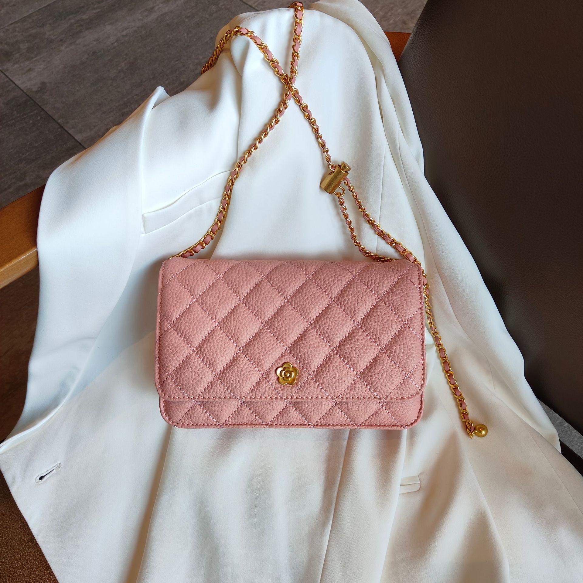 Жіноча сумка-месенджер з коров ячої шкіри на золотому ланцюжку 2024 року - маленький квадратний дизайн рожевий
Жіноча сумка-месенджер з коров ячої шкіри на золотому ланцюжку 2024 року - маленький квадратний дизайн рожевий