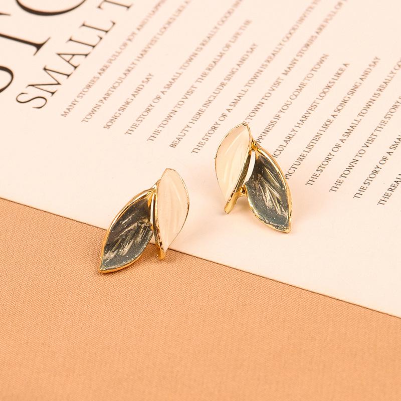 Mori Style Korean Leaf Earrings: S925 Silver Needle Studs for Women - Trendy, Versatile, and Simple Ins Design
Mori Style Korean Leaf Earrings: S925 Silver Needle Studs for Women - Trendy, Versatile, and Simple Ins Design