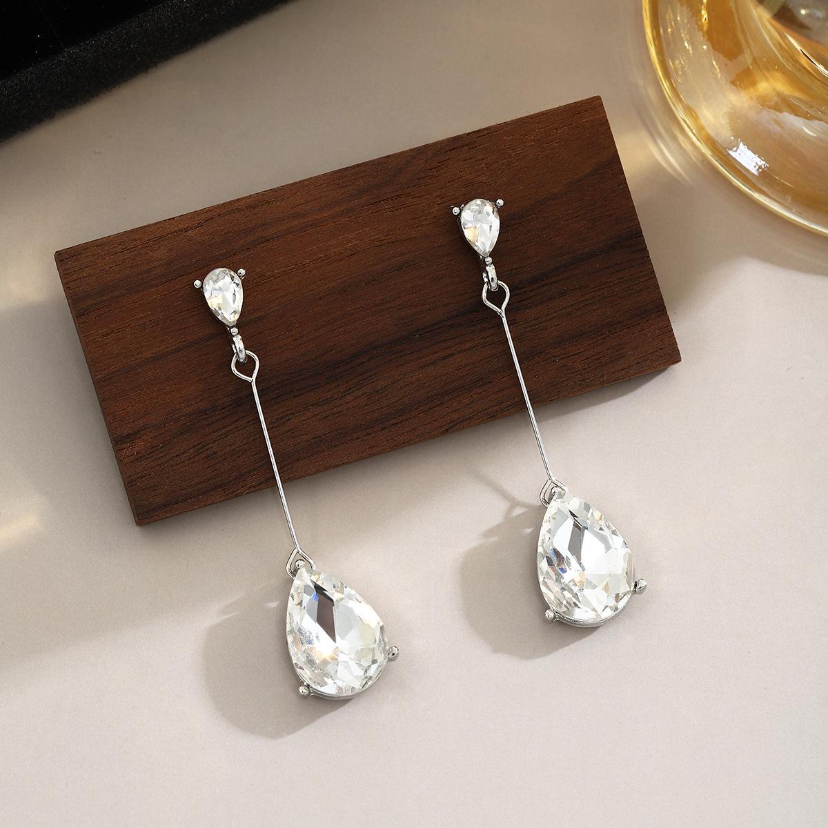 Silver Needle Sparkly Teardrop Tassel Earrings with Diamond Studs - High-End Niche Design
Silver Needle Sparkly Teardrop Tassel Earrings with Diamond Studs - High-End Niche Design
