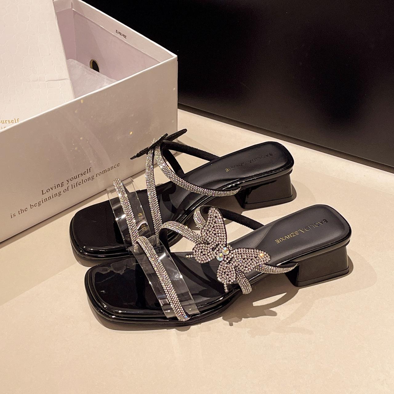 Beautiful crystal thick heel slippers female summer wear 2025 new fashion fairy wind butterfly rhinestone two wear cool slippers 35 чёрный
Beautiful crystal thick heel slippers female summer wear 2025 new fashion fairy wind butterfly rhinestone two wear cool slippers 35 чёрный