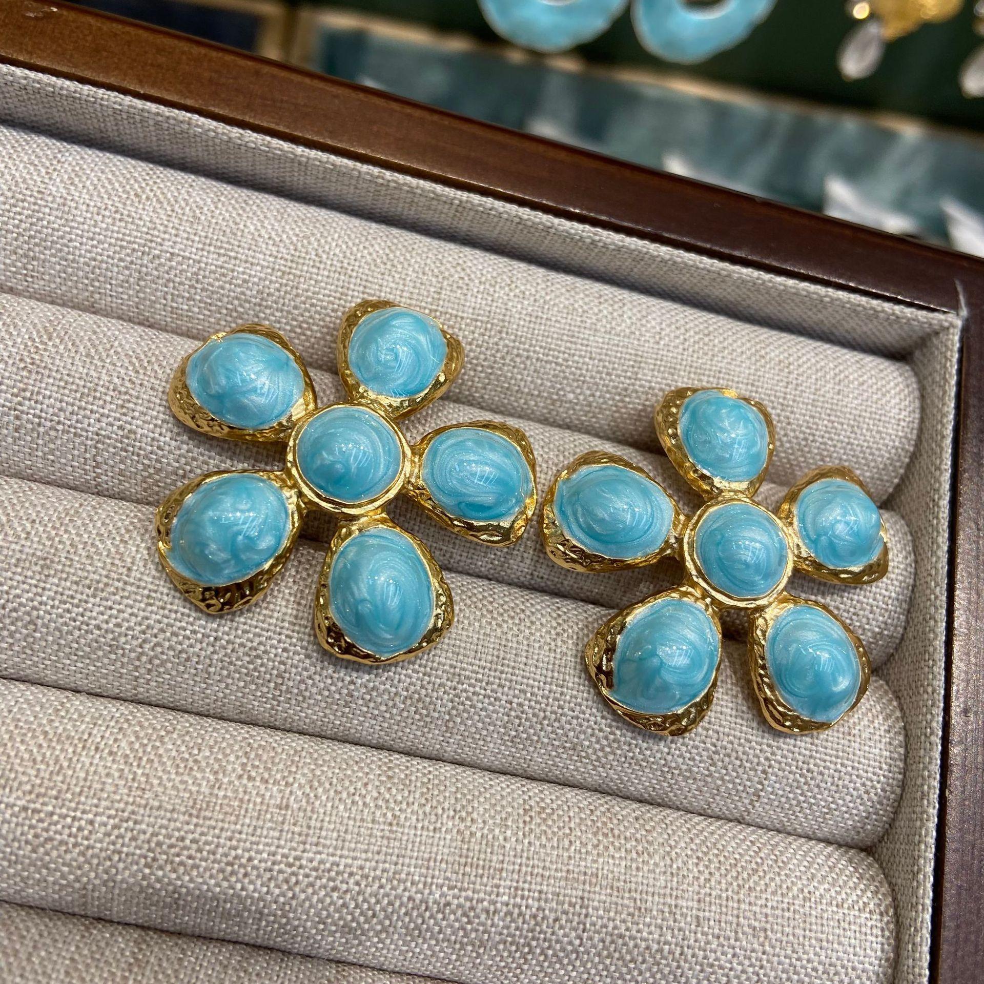 French Minimalist Style Drip Oil Flower Fashion Blue Pearl High Sense Versatile Niche Design Versatile Spring And Summer Earrings
French Minimalist Style Drip Oil Flower Fashion Blue Pearl High Sense Versatile Niche Design Versatile Spring And Summer Earrings