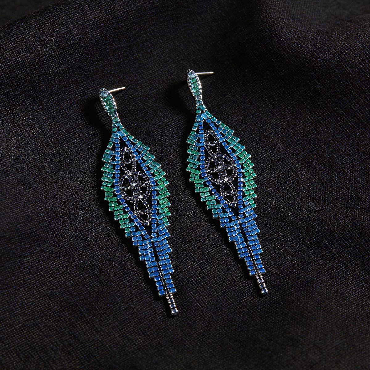 Silver needle European and American style exaggerated fringed earrings new high-end flash diamond water drop stud earrings temperament earrings
Silver needle European and American style exaggerated fringed earrings new high-end flash diamond water drop stud earrings temperament earrings