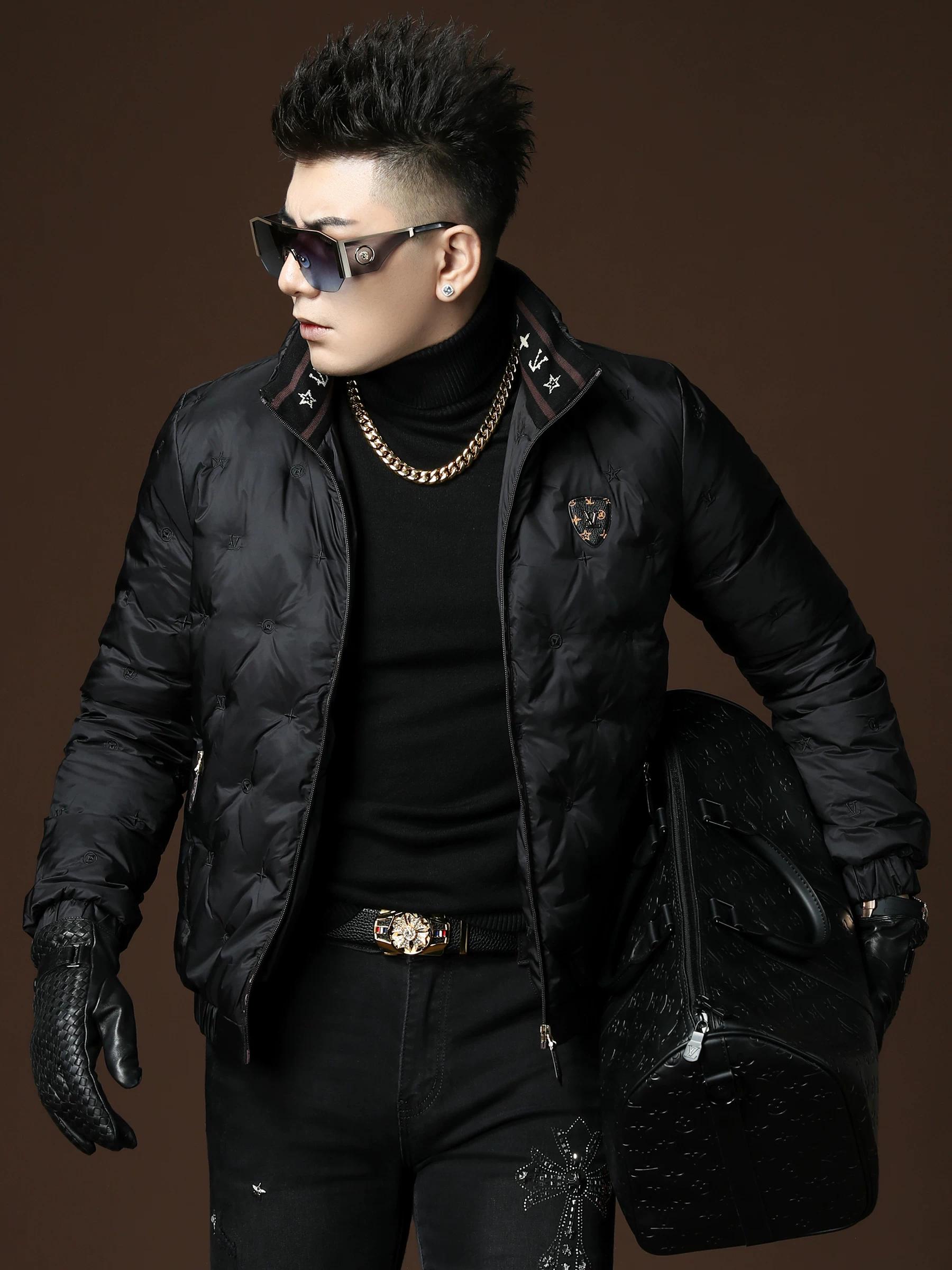 European Men s Short down Jacket with White Duck Down, Winter Trendy Embroidered Warm and Cold-Resistant Men s Coat 3XL (82.5-90kg)
European Men s Short down Jacket with White Duck Down, Winter Trendy Embroidered Warm and Cold-Resistant Men s Coat 3XL (82.5-90kg)