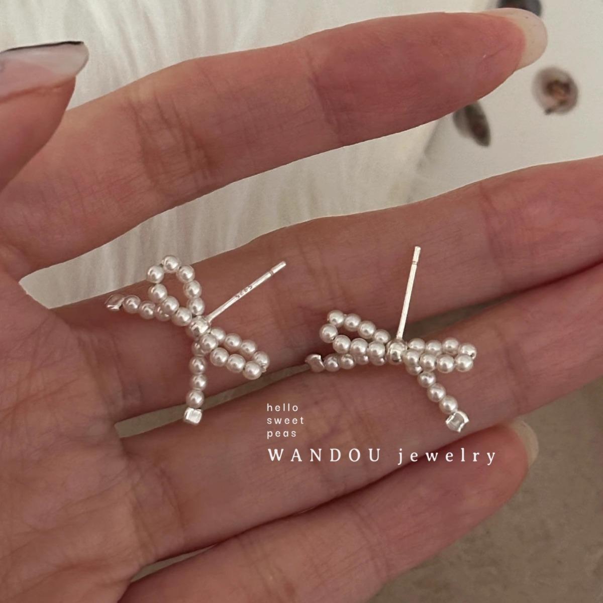 Elegant Pearl Bow Beaded Sterling Silver Earrings for Women: Exquisite Old Money Style Trend
Elegant Pearl Bow Beaded Sterling Silver Earrings for Women: Exquisite Old Money Style Trend