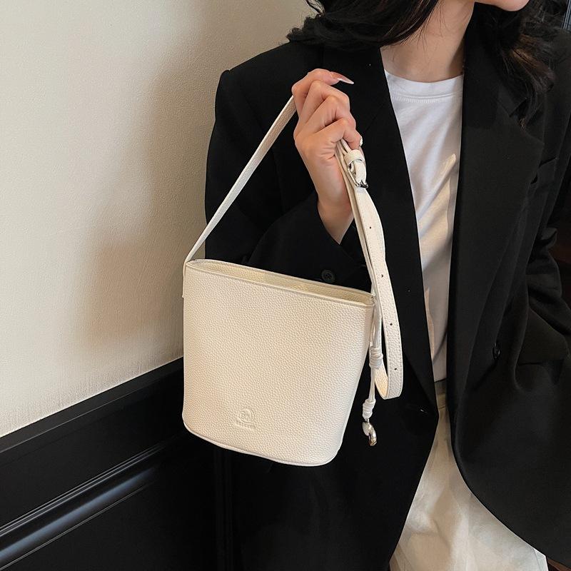This year s popular small bag women s 2025 new fashion versatile messenger bag super fire shoulder bucket bag 21*11*18 рожевий
This year s popular small bag women s 2025 new fashion versatile messenger bag super fire shoulder bucket bag 21*11*18 рожевий