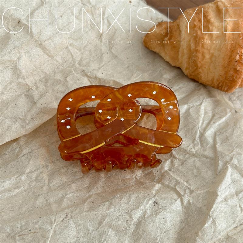 Винтажная заколка для волос в форме рожка-круассана в виде бабочки от Zhou Yutong — дизайн из премиального ацетата и щелочной воды
Винтажная заколка для волос в форме рожка-круассана в виде бабочки от Zhou Yutong — дизайн из премиального ацетата и щелочной воды