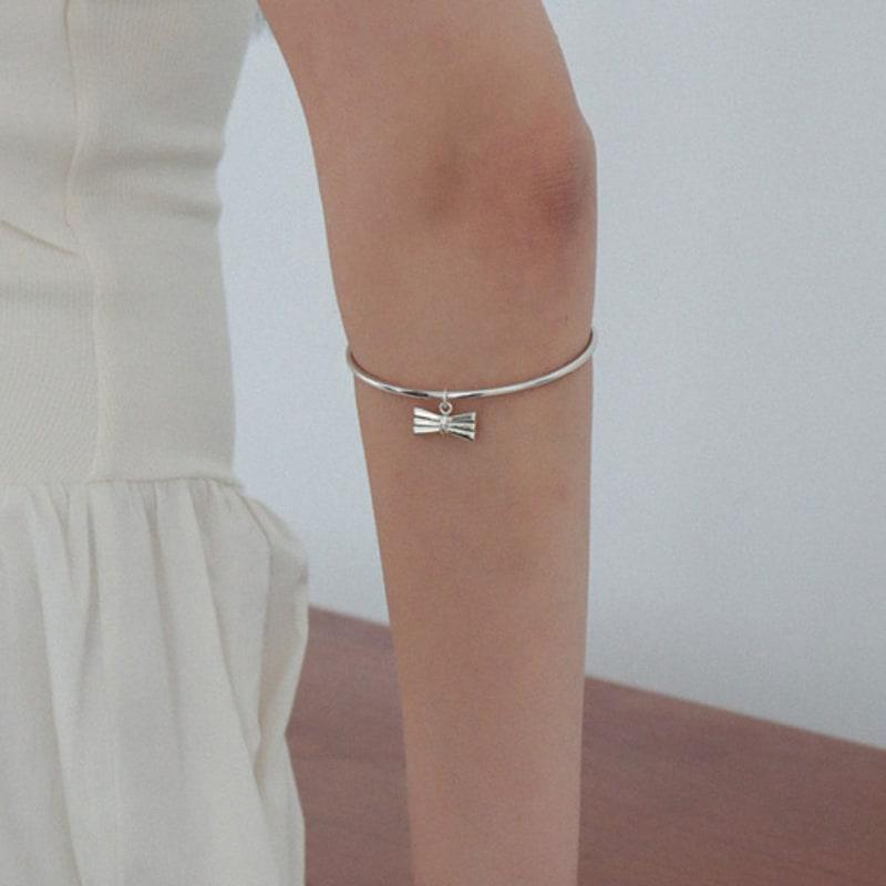 OudStudio Bow Bangle Silver
OudStudio Bow Bangle Silver