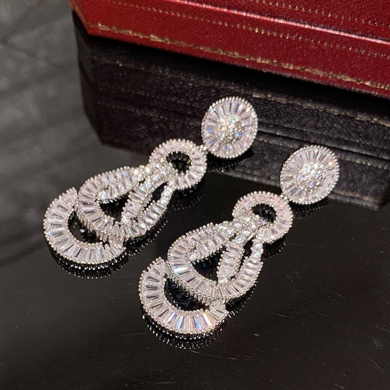 Циркон серьги-подвески в виде капли воды тяжелая промышленность супер вспышка изысканные серьги нишевая мода серьги с высоким чувством женщины
Циркон серьги-подвески в виде капли воды тяжелая промышленность супер вспышка изысканные серьги нишевая мода серьги с высоким чувством женщины