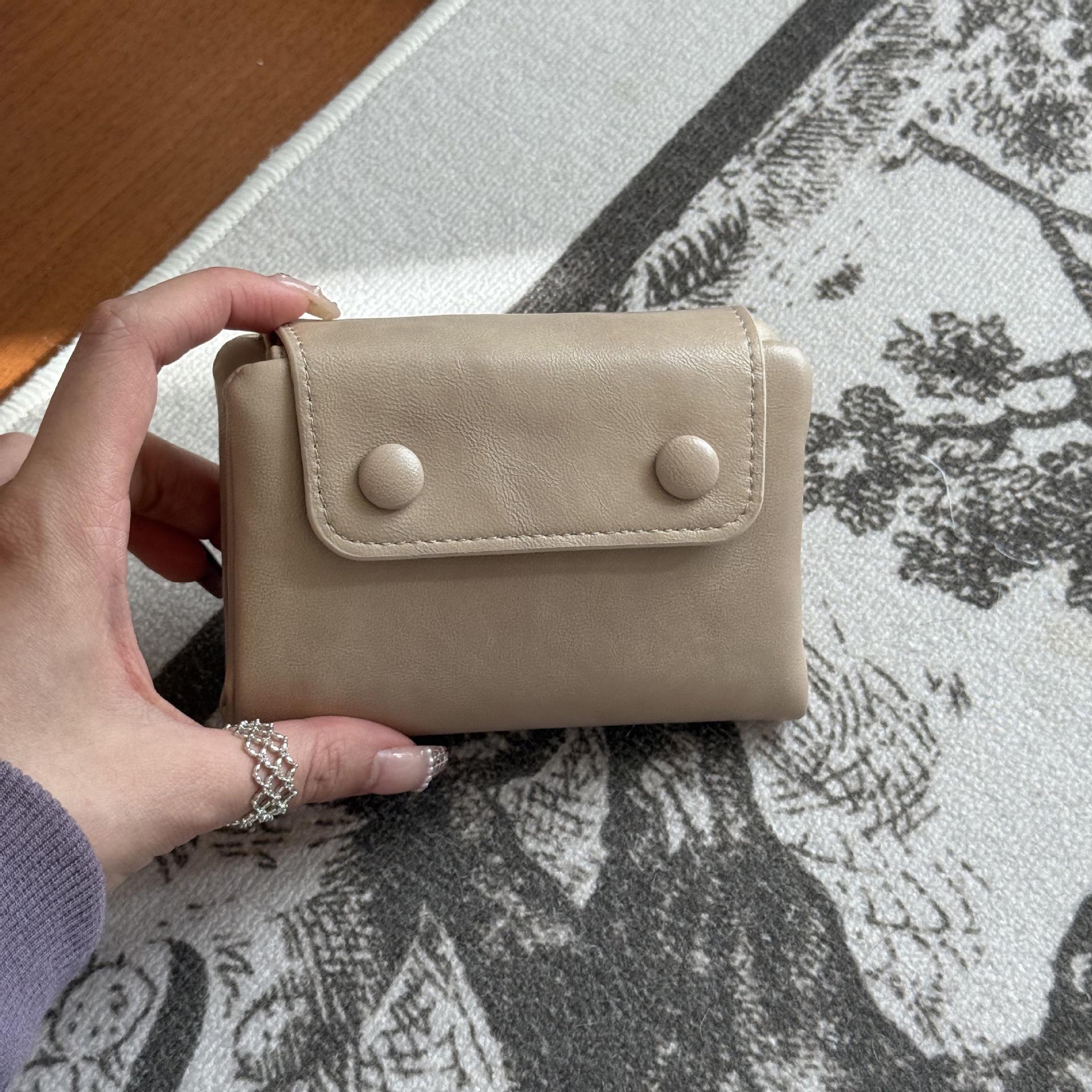 Корейський гаманець з м якої шкіри: Компактний гаманець для монет та картхолдер для студентів
Корейський гаманець з м якої шкіри: Компактний гаманець для монет та картхолдер для студентів