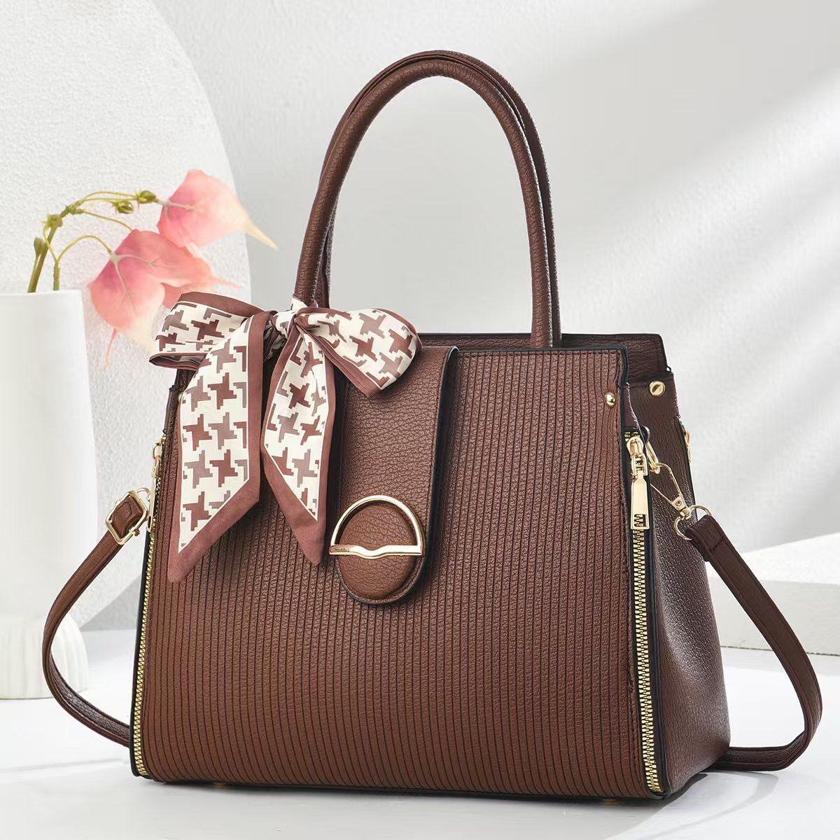 Новая полосатая сумка высокого уровня внешнего вида Macaron модная сумка через плечо пригородная полосатая диагональная сумка-трансформер для мамы .
Новая полосатая сумка высокого уровня внешнего вида Macaron модная сумка через плечо пригородная полосатая диагональная сумка-трансформер для мамы .