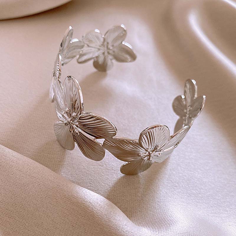 Stainless Steel Metal Hollow Flower Open Bracelet For Women Vintage Gold Color Wide Adjustable Cuff Bracelets Zircon Gift медный
Stainless Steel Metal Hollow Flower Open Bracelet For Women Vintage Gold Color Wide Adjustable Cuff Bracelets Zircon Gift медный