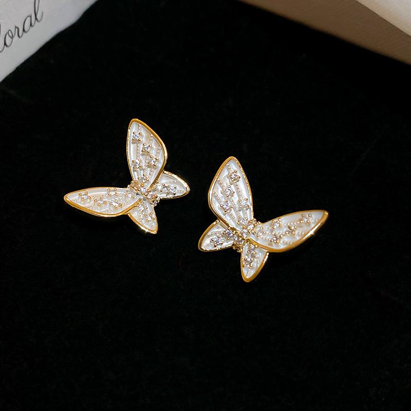 Sweet Drip Zircon Butterfly Stud Earrings - Gold-Plated Silver, High-End Fashion for Women
Sweet Drip Zircon Butterfly Stud Earrings - Gold-Plated Silver, High-End Fashion for Women