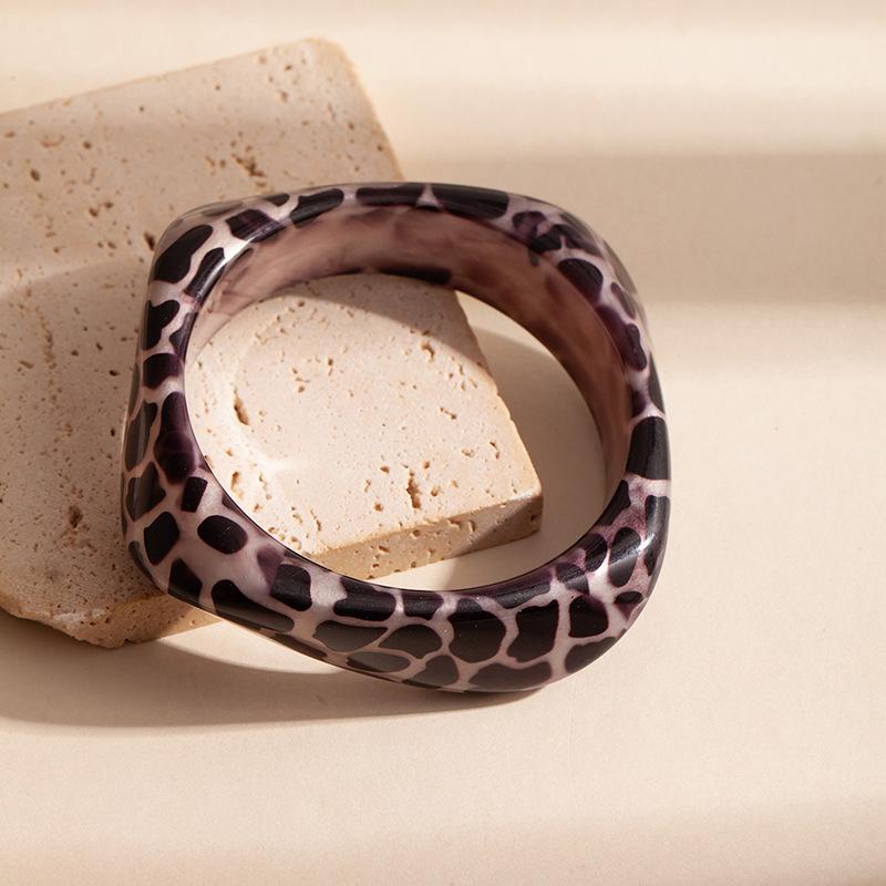 Personalized Leopard Print Square Bracelet Light Luxury High-End Jewelry Women S Fashion Retro Niche Versatile Bracelet
Personalized Leopard Print Square Bracelet Light Luxury High-End Jewelry Women S Fashion Retro Niche Versatile Bracelet