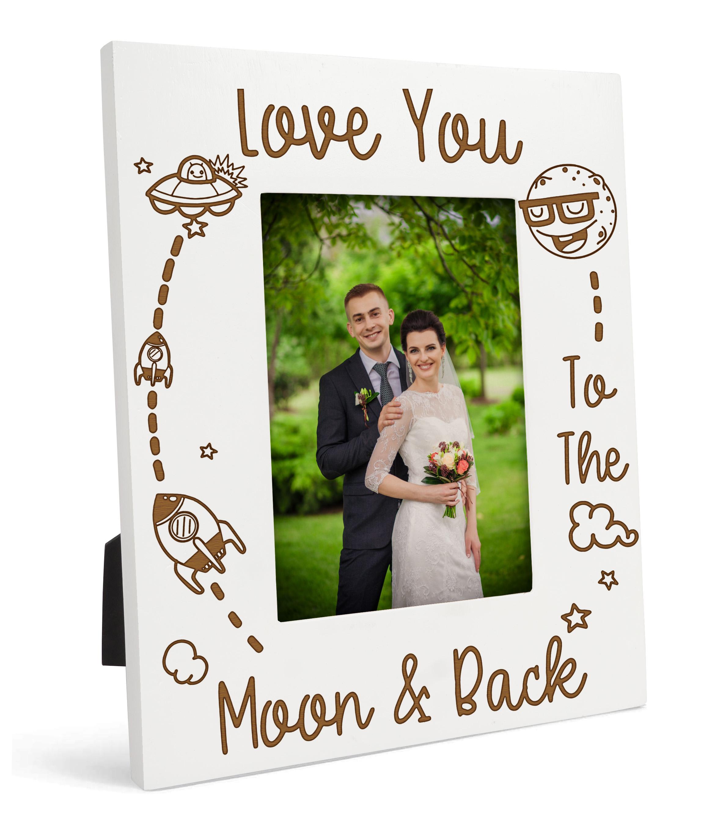 Darling Souvenir MADE WITH LOVE Дерев яна настільна фоторамка з гравіюванням Love You Moon & Back Quotes Біла фоторамка 4x6 Inches Vertical білий
Darling Souvenir MADE WITH LOVE Дерев яна настільна фоторамка з гравіюванням Love You Moon & Back Quotes Біла фоторамка 4x6 Inches Vertical білий