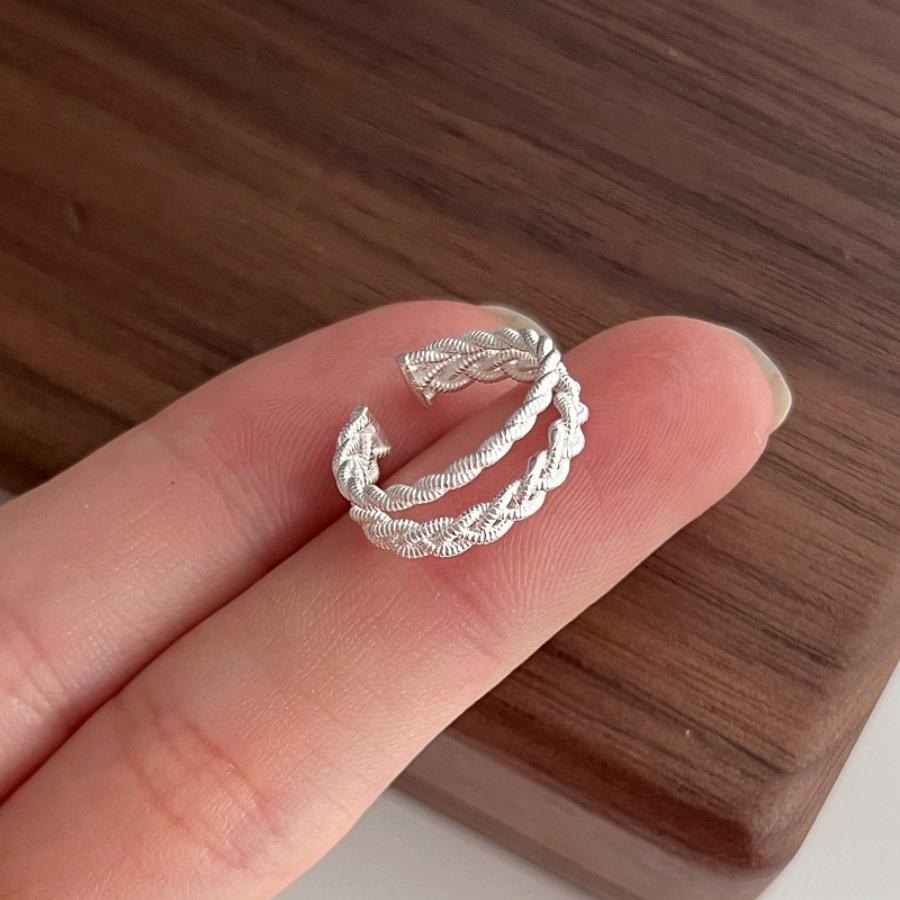 Double-layer woven twist ear bone clip without ear piercings, niche design earrings, simple temperament and versatile earrings.
Double-layer woven twist ear bone clip without ear piercings, niche design earrings, simple temperament and versatile earrings.