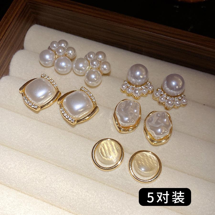Silver needle round opal pearl stud earrings set New niche design earrings Light luxury high-end earrings
Silver needle round opal pearl stud earrings set New niche design earrings Light luxury high-end earrings