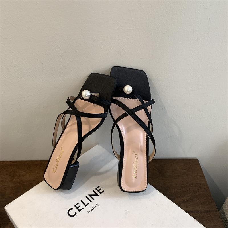 2025 new square head flat heel toe sexy French slippers gentle wind pearl cool slippers women s summer wear 39 чорний
2025 new square head flat heel toe sexy French slippers gentle wind pearl cool slippers women s summer wear 39 чорний